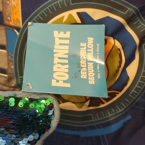 Bnwt Fortnight pillow - Picture 4 of 6